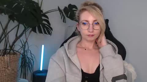 Snapshot of cinderellamoon chatting on 8, 5, 2026 Cinderella online show from 8, 5, 2026