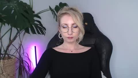 Snapshot of cinderellamoon chatting on 13, 5, 2026 Cinderella online show from 13, 5, 2026