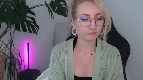 Snapshot of cinderellamoon chatting on 21, 5, 2026 Cinderella online show from 21, 5, 2026