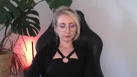 Snapshot of cinderellamoon chatting on 25, 5, 2026 Cinderella online show from 25, 5, 2026