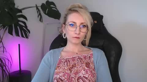 Snapshot of cinderellamoon chatting on 28, 5, 2026 Cinderella online show from 28, 5, 2026