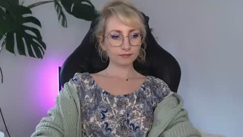 Snapshot of cinderellamoon chatting on 19, 6, 2026 Cinderella online show from 19, 6, 2026