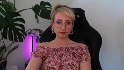 Snapshot of cinderellamoon chatting on 24, 6, 2026 Cinderella online show from 24, 6, 2026