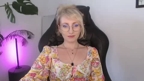 Snapshot of cinderellamoon chatting on 17, 7, 2026 Cinderella online show from 17, 7, 2026