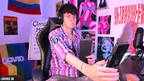 Snapshot of cinnamon_boyxxx chatting on 14, 1, 2025 David Independent Model online show from 14, 1, 2025