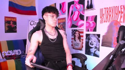 Snapshot of cinnamon_boyxxx chatting on 4, 2, 2025 David Independent Model online show from 4, 2, 2025