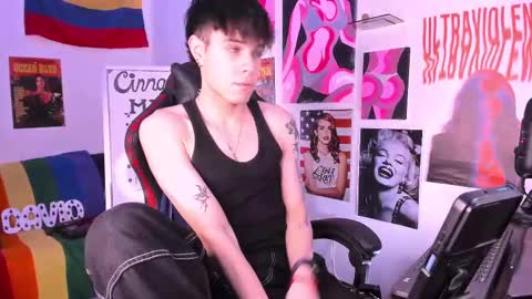 Snapshot of cinnamon_boyxxx chatting on 17, 2, 2025 David Independent Model online show from 17, 2, 2025