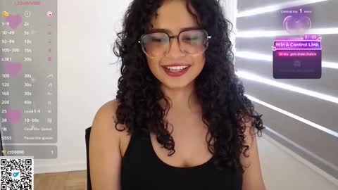 Snapshot of cinnamon_rosa chatting on 21, 12, 2025 Emma online show from 21, 12, 2025