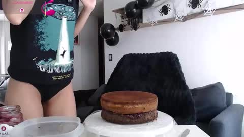 clairevarhol online show from 31, 10, 2025