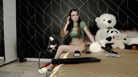 Snapshot of clarabarnezz chatting on 11, 5, 2026 Clara online show from 11, 5, 2026