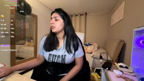 cloe small online show from 26, 11, 2025