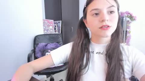 Coraline uwu     Bienvenidos al dulce mundo de Coraline    Hola amores soy Coraline  Una chica  tierna juguetona online show from 13, 1, 2026