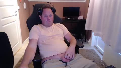 Snapshot of couple3845 chatting on 17, 10, 2025 couple3845 online show from 17, 10, 2025