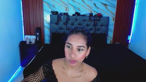 CRISANDMERY online show from 3, 12, 2025