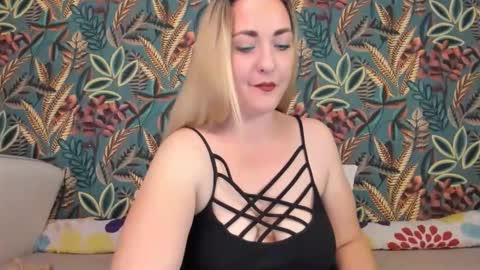 Snapshot of cristinnna chatting on 18, 11, 2025 Cristina online show from 18, 11, 2025