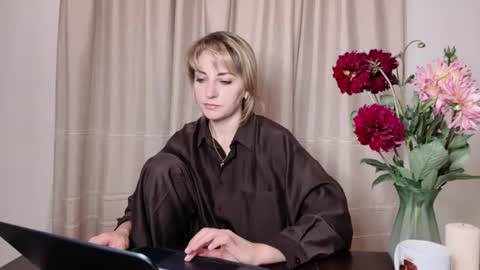 Snapshot of crystalfever_ chatting on 6, 7, 2026 Mary online show from 6, 7, 2026