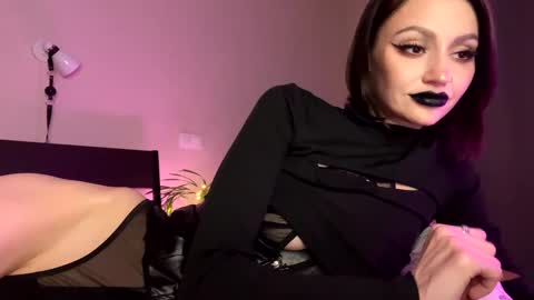 Molly Moore online show from 17, 12, 2024