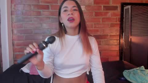 Snapshot of crystalvazquez chatting on 8, 12, 2024 Soy Crystal online show from 8, 12, 2024