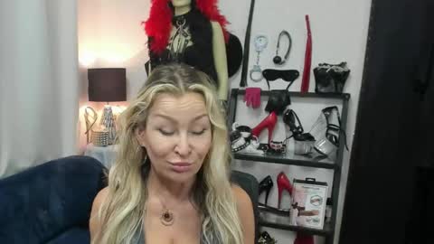 Snapshot of crystalxohotty chatting on 15, 5, 2026 CrystalHotty online show from 15, 5, 2026