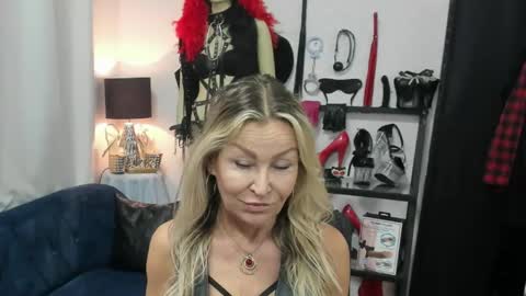 Snapshot of crystalxohotty chatting on 28, 5, 2026 CrystalHotty online show from 28, 5, 2026
