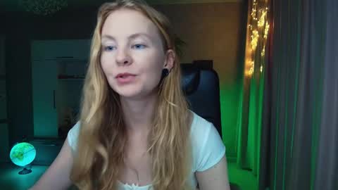 Snapshot of cuddle_kitten chatting on 24, 11, 2025 Alexia online show from 24, 11, 2025