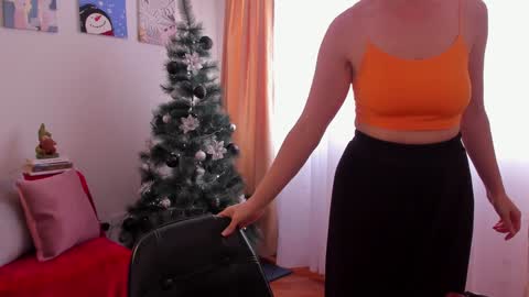 Snapshot of cuddlingbunnny chatting on 17, 12, 2024 Leonela online show from 17, 12, 2024