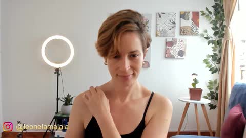 Snapshot of cuddlingbunnny chatting on 12, 9, 2025 Leonela online show from 12, 9, 2025