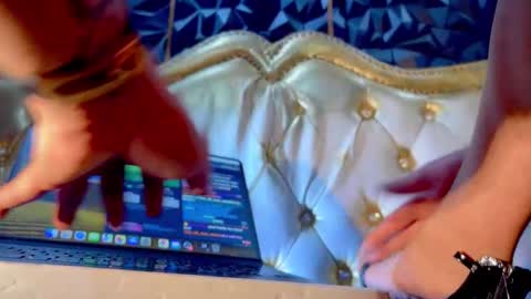 im KIM new girl to spoil online show from 19, 9, 2025