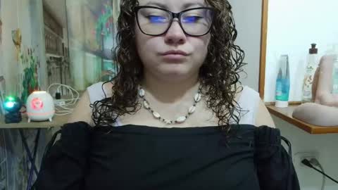 Snapshot of curly_greeneyed chatting on 24, 4, 2026 Vannesa online show from 24, 4, 2026