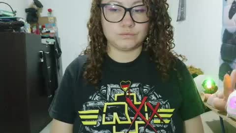Snapshot of curly_greeneyed chatting on 26, 5, 2026 Vannesa online show from 26, 5, 2026