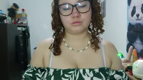 Snapshot of curly_greeneyed chatting on 28, 5, 2026 Vannesa online show from 28, 5, 2026