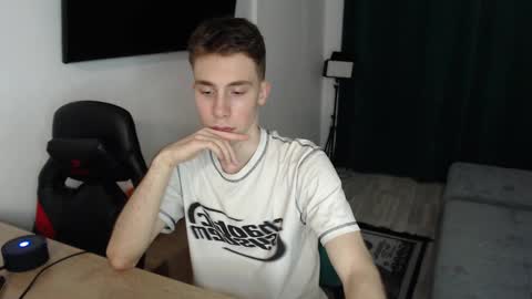 Snapshot of cute_brian chatting on 18, 2, 2025 Im Brian online show from 18, 2, 2025
