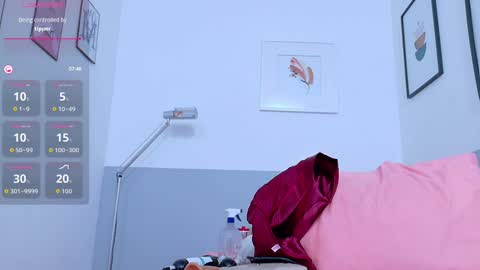 Snapshot of cutepetitee chatting on 12, 9, 2025 cutepetitee online show from 12, 9, 2025