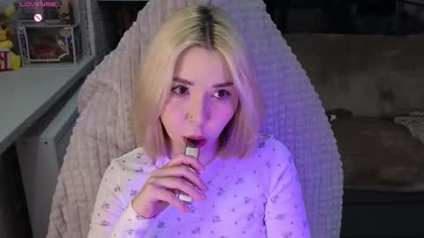 Snapshot of cybersmiling chatting on 20, 11, 2025 Jane online show from 20, 11, 2025