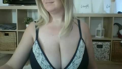 Snapshot of danahotmilf chatting on 13, 2, 2025 DanaHotMILF online show from 13, 2, 2025