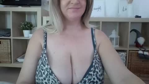 Snapshot of danahotmilf chatting on 26, 2, 2025 DanaHotMILF online show from 26, 2, 2025