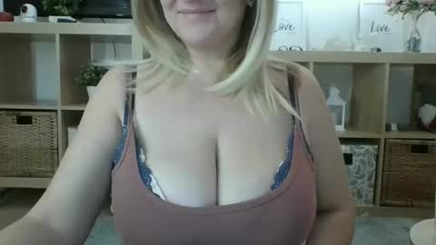 Snapshot of danahotmilf chatting on 14, 11, 2025 DanaHotMILF online show from 14, 11, 2025