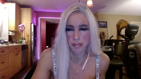 Snapshot of danikawhite69 chatting on 9, 6, 2026 DanikaWhite69 online show from 9, 6, 2026