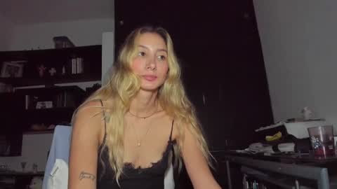 Snapshot of danikrosse chatting on 3, 2, 2025 Danik online show from 3, 2, 2025
