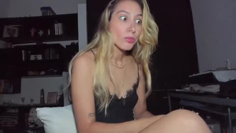 Snapshot of danikrosse chatting on 4, 2, 2025 Danik online show from 4, 2, 2025