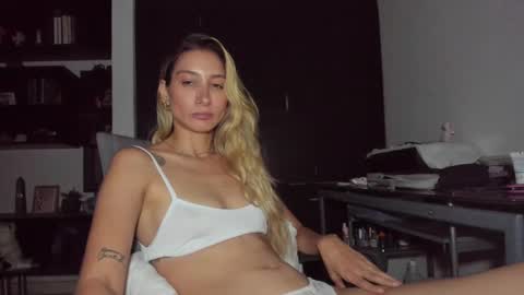 Snapshot of danikrosse chatting on 5, 2, 2025 Danik online show from 5, 2, 2025