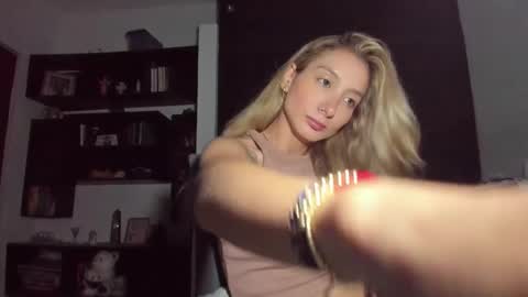 Snapshot of danikrosse chatting on 6, 3, 2025 Danik online show from 6, 3, 2025