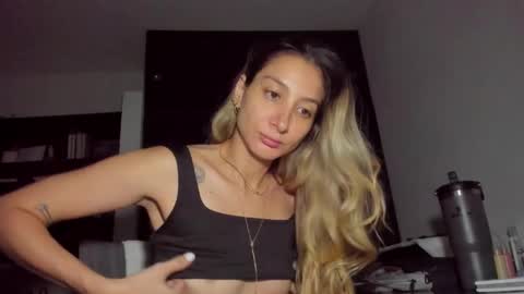Snapshot of danikrosse chatting on 15, 9, 2025 Danik online show from 15, 9, 2025