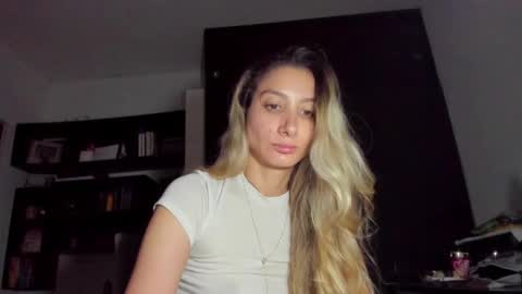 Snapshot of danikrosse chatting on 21, 9, 2025 Danik online show from 21, 9, 2025