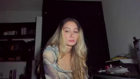 Snapshot of danikrosse chatting on 22, 9, 2025 Danik online show from 22, 9, 2025