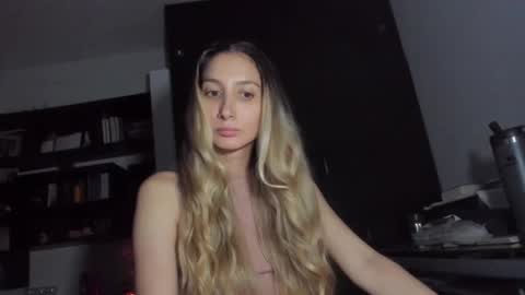 Snapshot of danikrosse chatting on 4, 10, 2025 Danik online show from 4, 10, 2025