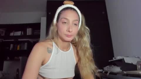 Snapshot of danikrosse chatting on 15, 10, 2025 Danik online show from 15, 10, 2025