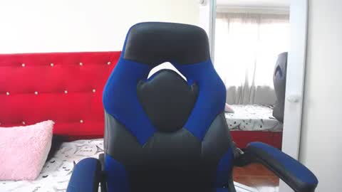 Snapshot of danna_martinez33 chatting on 8, 10, 2025 danna martinez33 online show from 8, 10, 2025