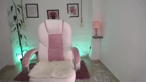 Snapshot of danna_rouse_ chatting on 8, 5, 2026 Danna online show from 8, 5, 2026