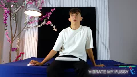 Snapshot of danteandviolete_cr chatting on 3, 5, 2026 DANTEVIOLETE online show from 3, 5, 2026